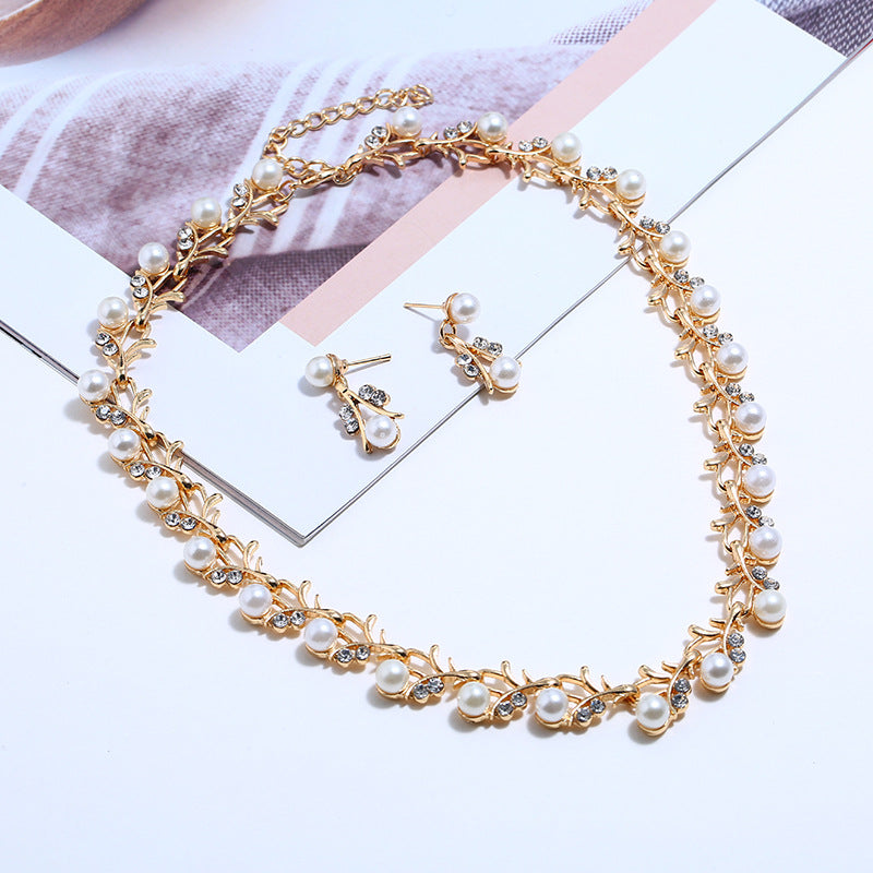 Elegant pearl, gold-plated jewelry set