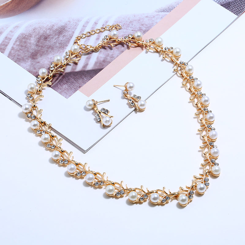 Elegant pearl, gold-plated jewelry set