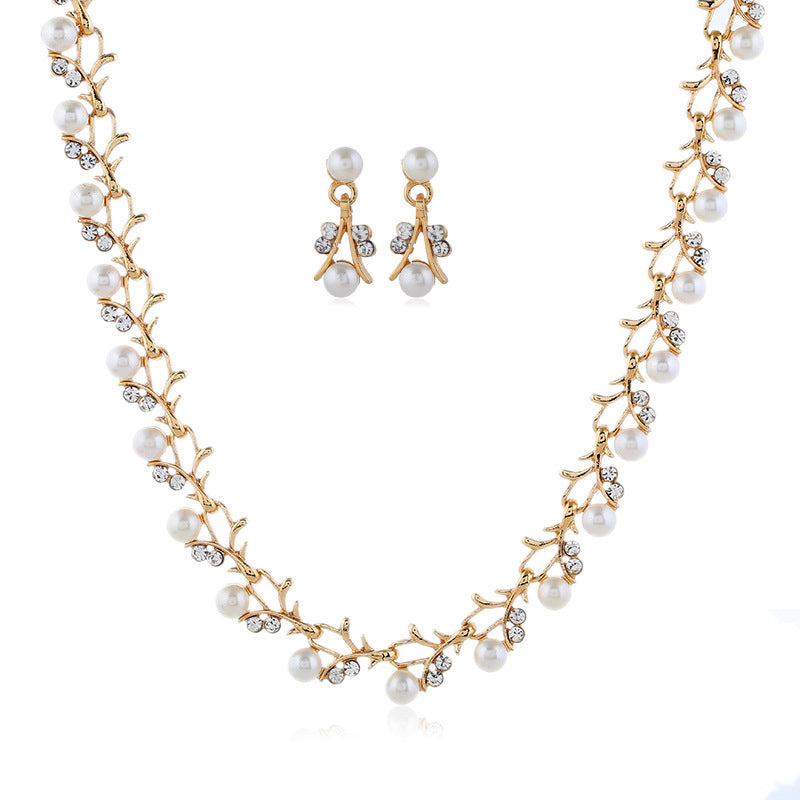Elegant pearl, gold-plated jewelry set